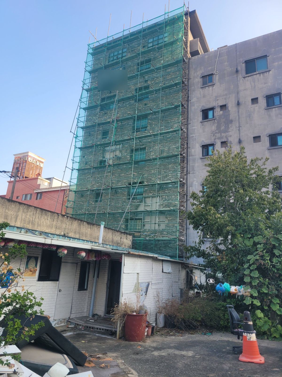 작업 전 · 비계와 안전망을 설치한 외벽
