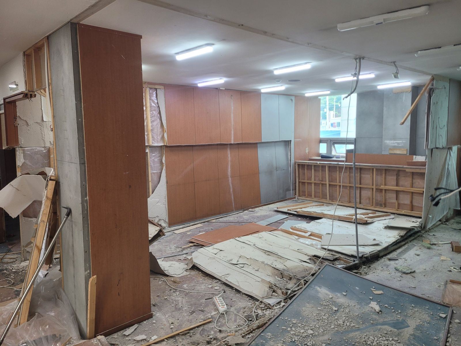 데스크와 벽 패널 해체